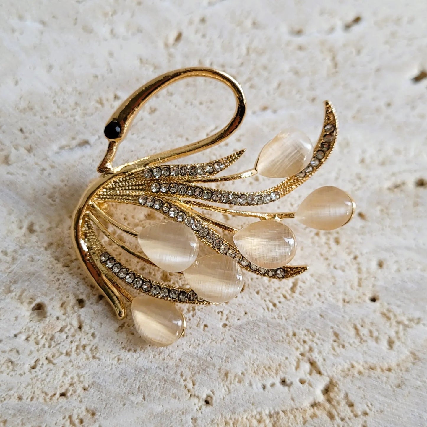 une broche dorée Swan d’un cygne gracieux pour sublimer un petit haut