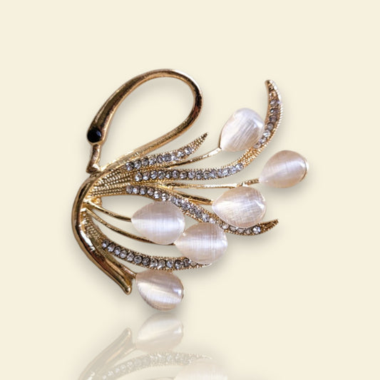 broche dorée Swan, une broche d’un cygne gracieux pour vêtement de femme