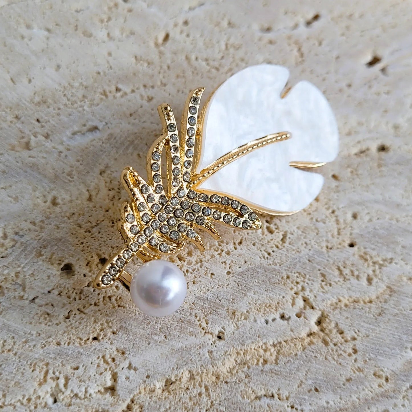 broche dorée Sweet, un bijou moderne d’une plume et de sa perle nacrée délicate