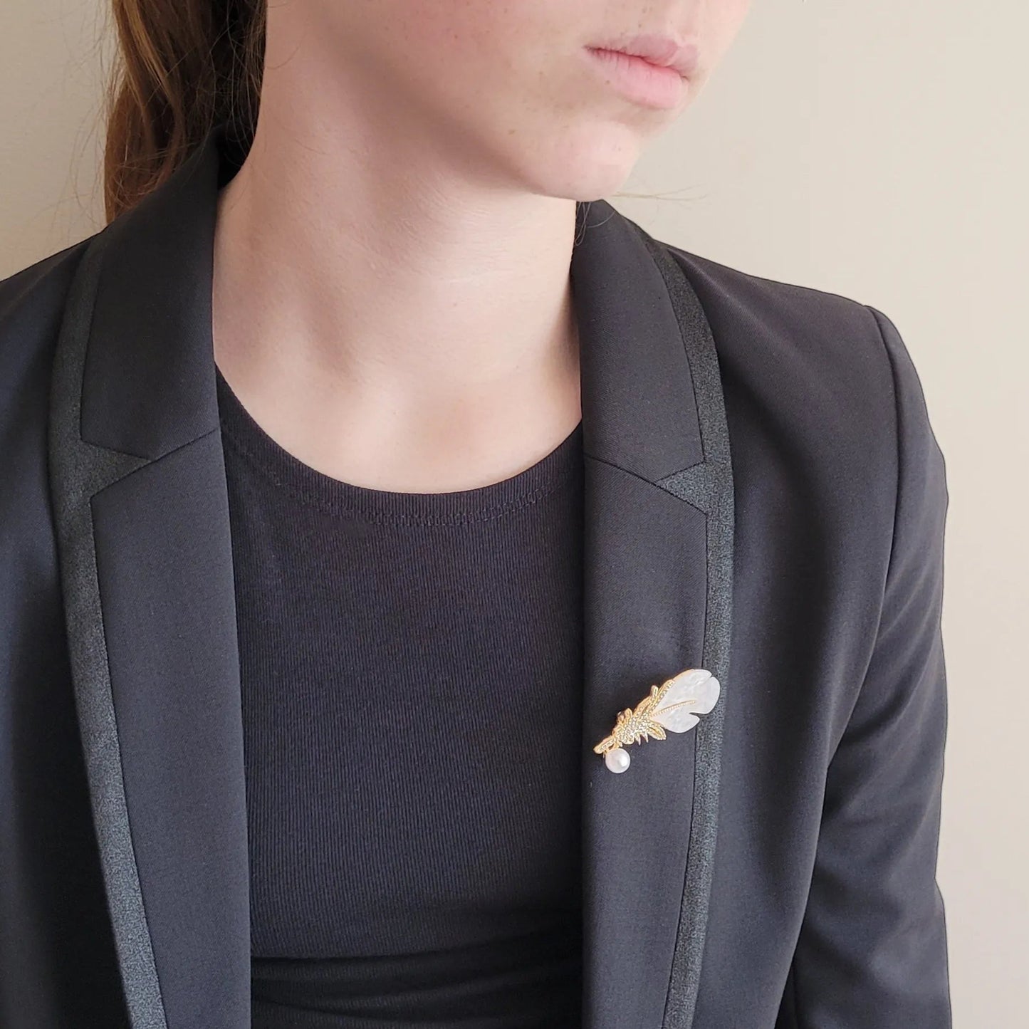 broche dorée Sweet, une broche bijoux d’une plume et de sa perle nacrée délicate