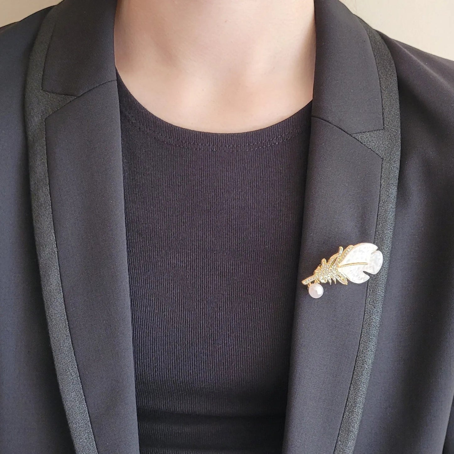 broche dorée Sweet, une broche d’une plume et de sa perle nacrée délicate pour femme chic