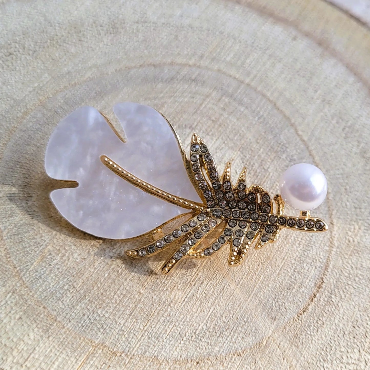 broche dorée Sweet d’une plume et de sa perle nacrée délicate de la collection de broches bijoux