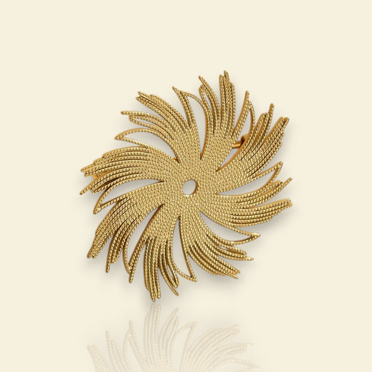 broche dorée Sylphide, une broche d’un tourbillon texturé pour vêtement de femme