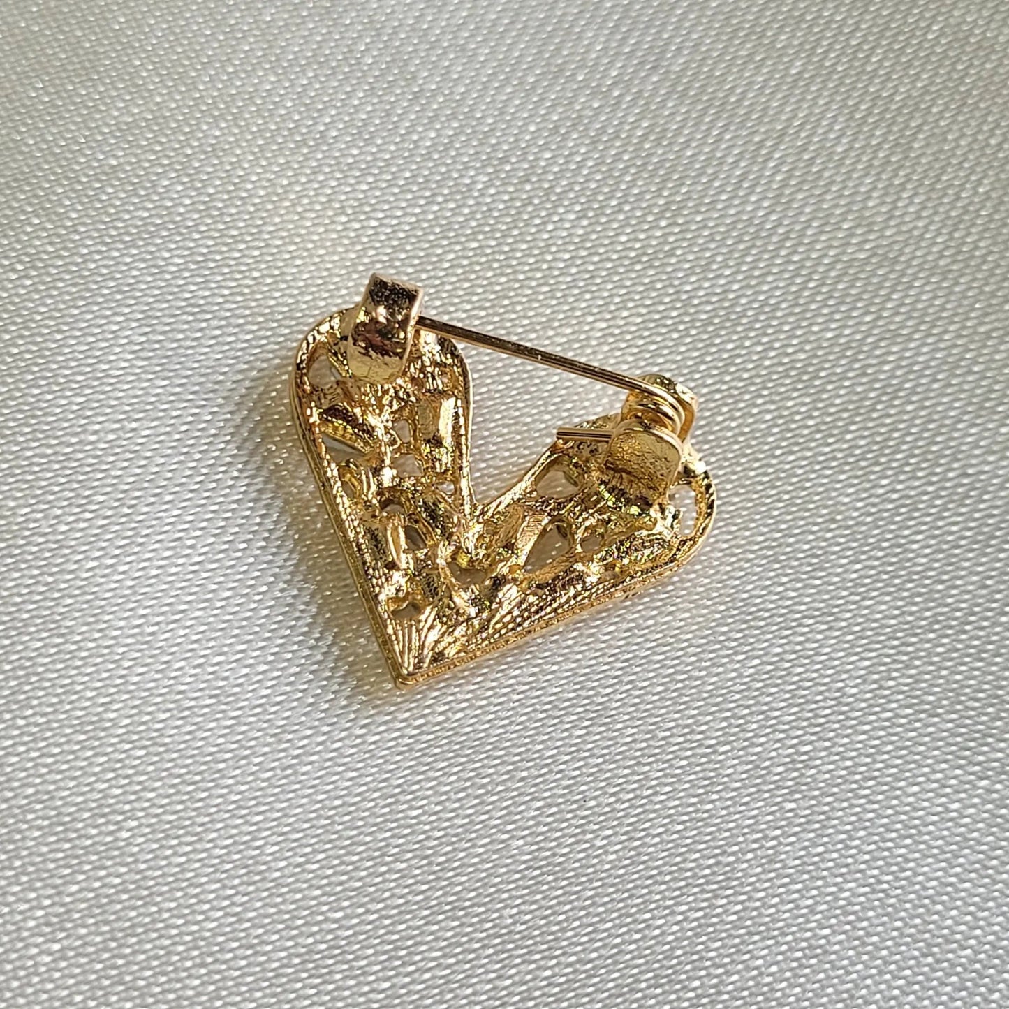 broche dorée Te quiero, un bijou moderne d’un petit cœur fait de barrettes de strass