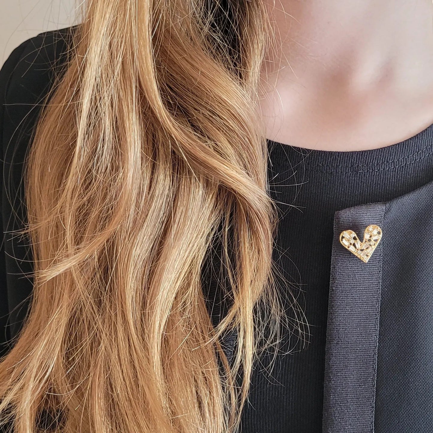 broche dorée Te quiero, une broche bijoux d’un petit cœur fait de barrettes de strass