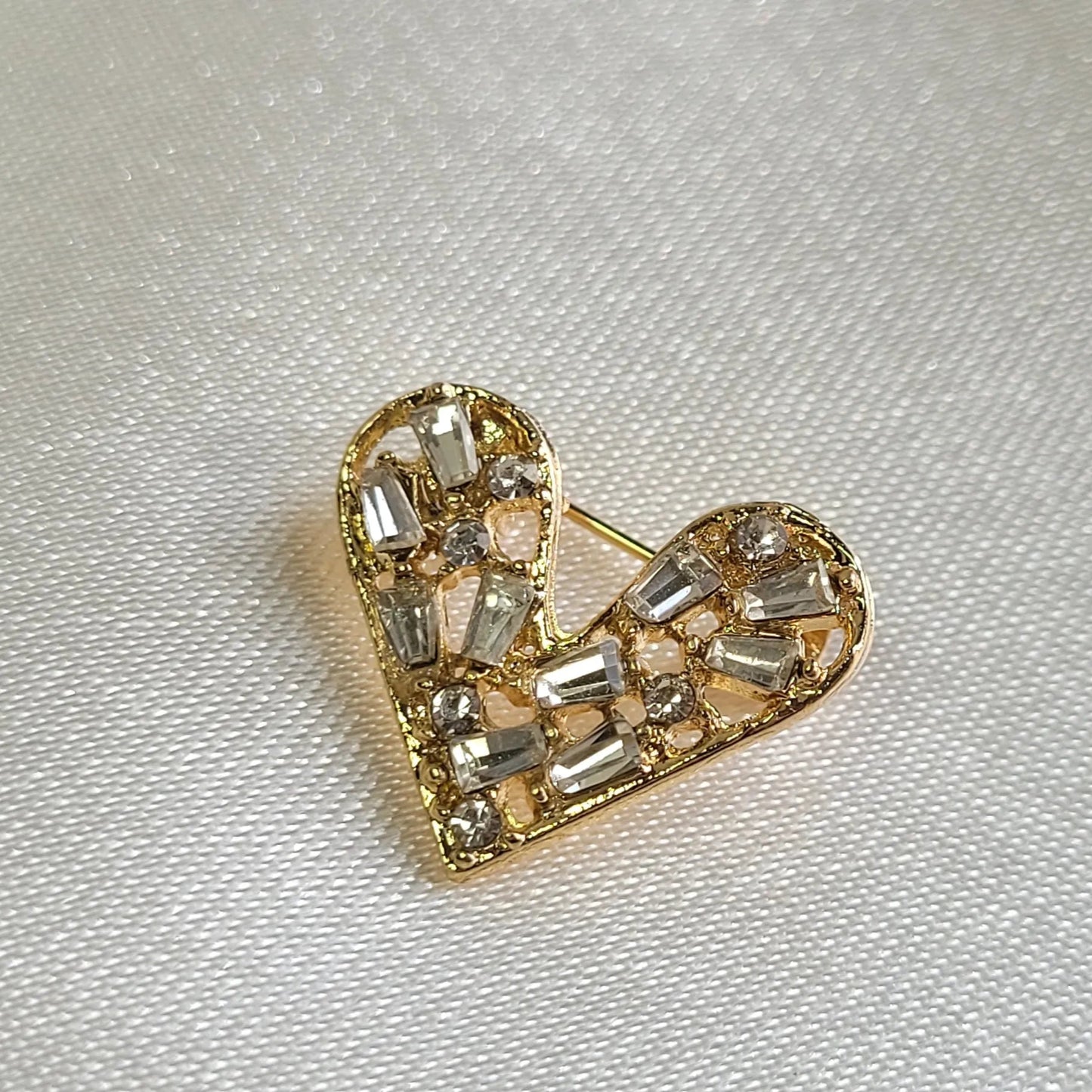 broche dorée Te quiero, une broche fantaisie d’un petit cœur fait de barrettes de strass