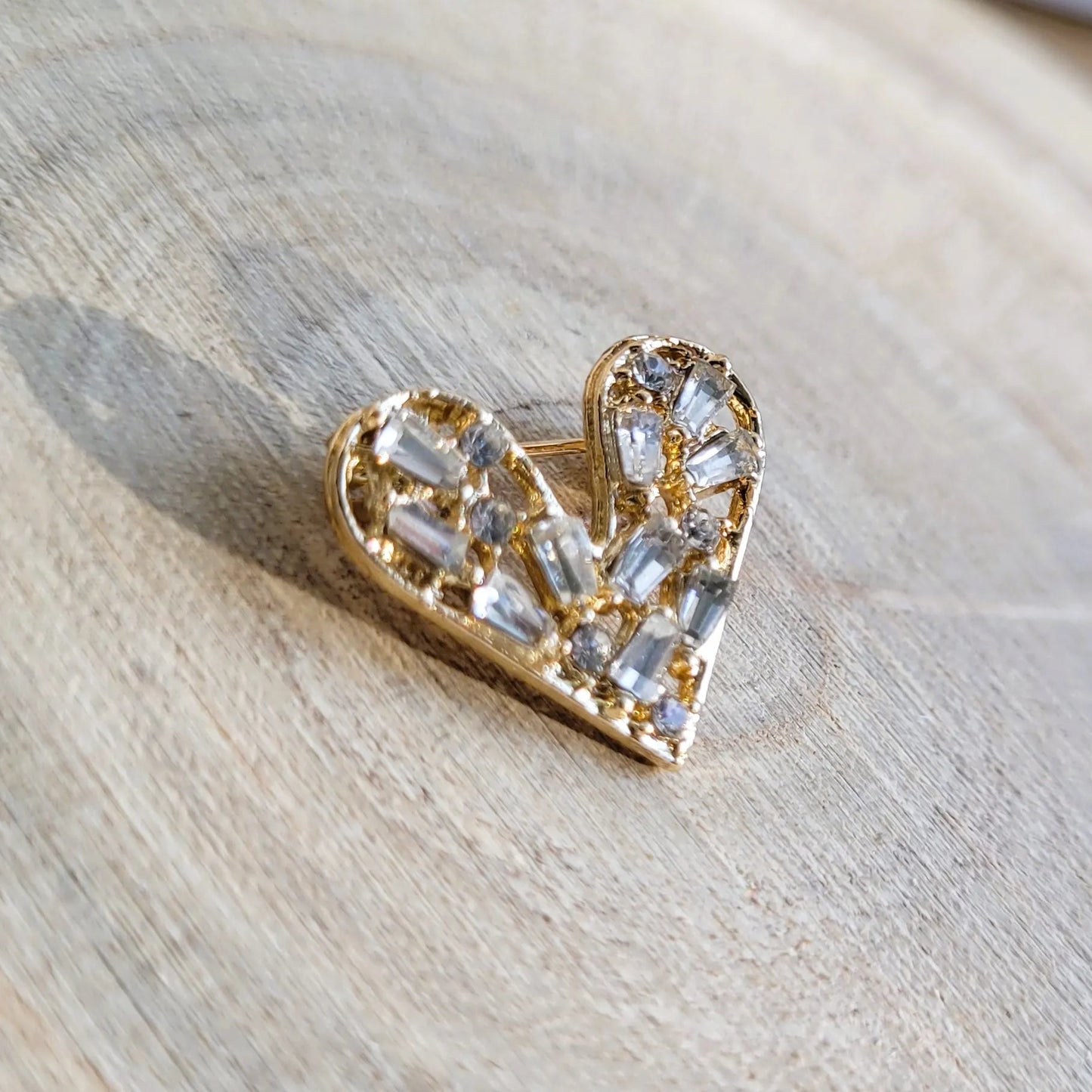 une broche dorée Te quiero de luxe d’un petit cœur fait de barrettes de strass