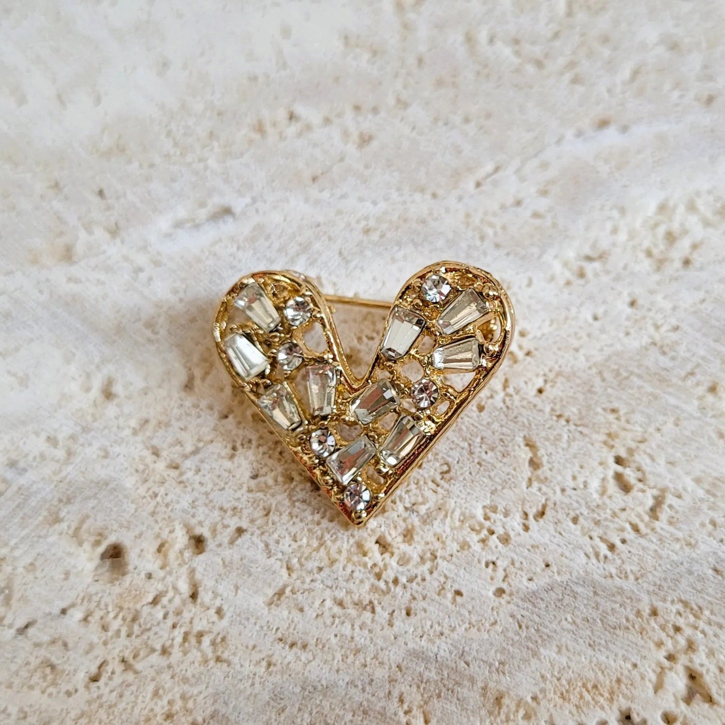 une broche dorée Te quiero d’un petit cœur fait de barrettes de strass pour sublimer un petit haut
