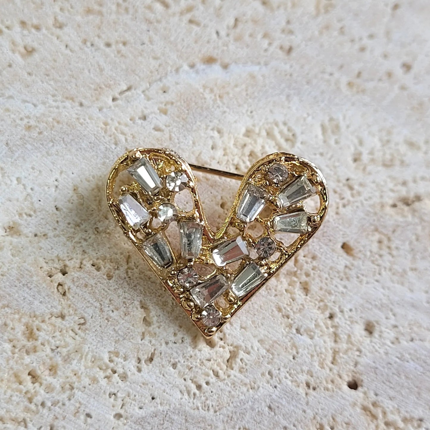 broche dorée Te quiero, une broche d’un petit cœur fait de barrettes de strass pour vêtement de femme