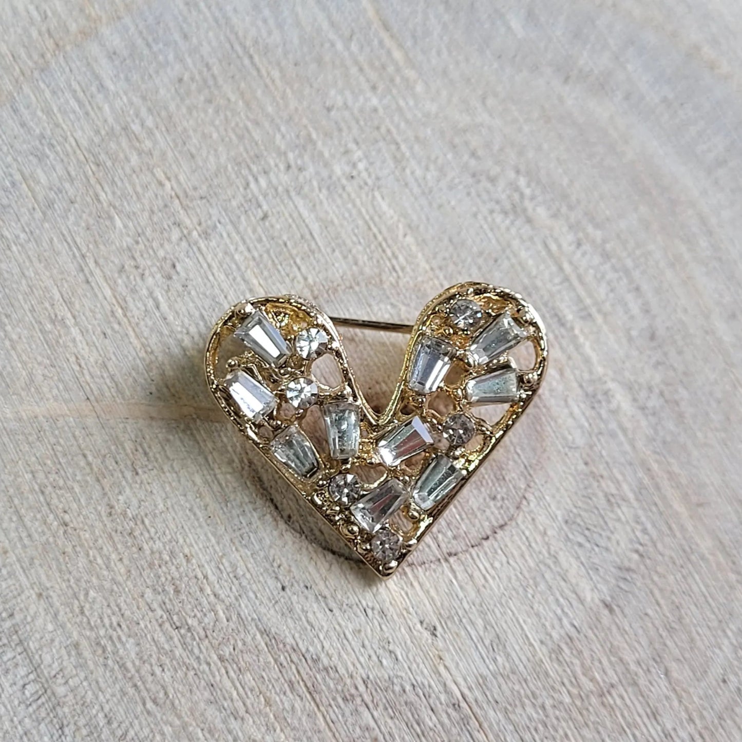 broche dorée Te quiero d’un petit cœur fait de barrettes de strass de la collection de broches bijoux