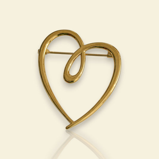 broche dorée Tendress, une broche d’un cœur à la ligne épurée pour vêtement de femme