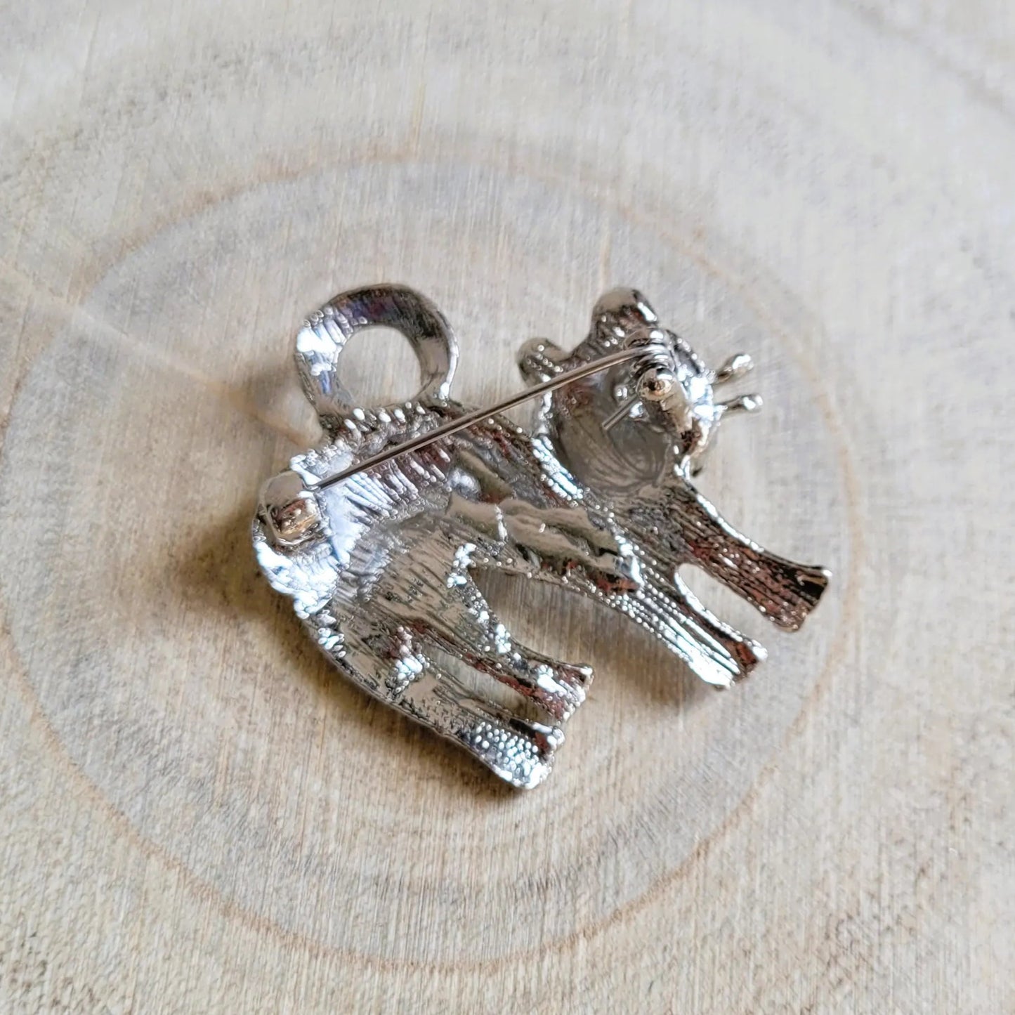 broche dorée Tomy, un bijou moderne d’un chat scintillant de strass