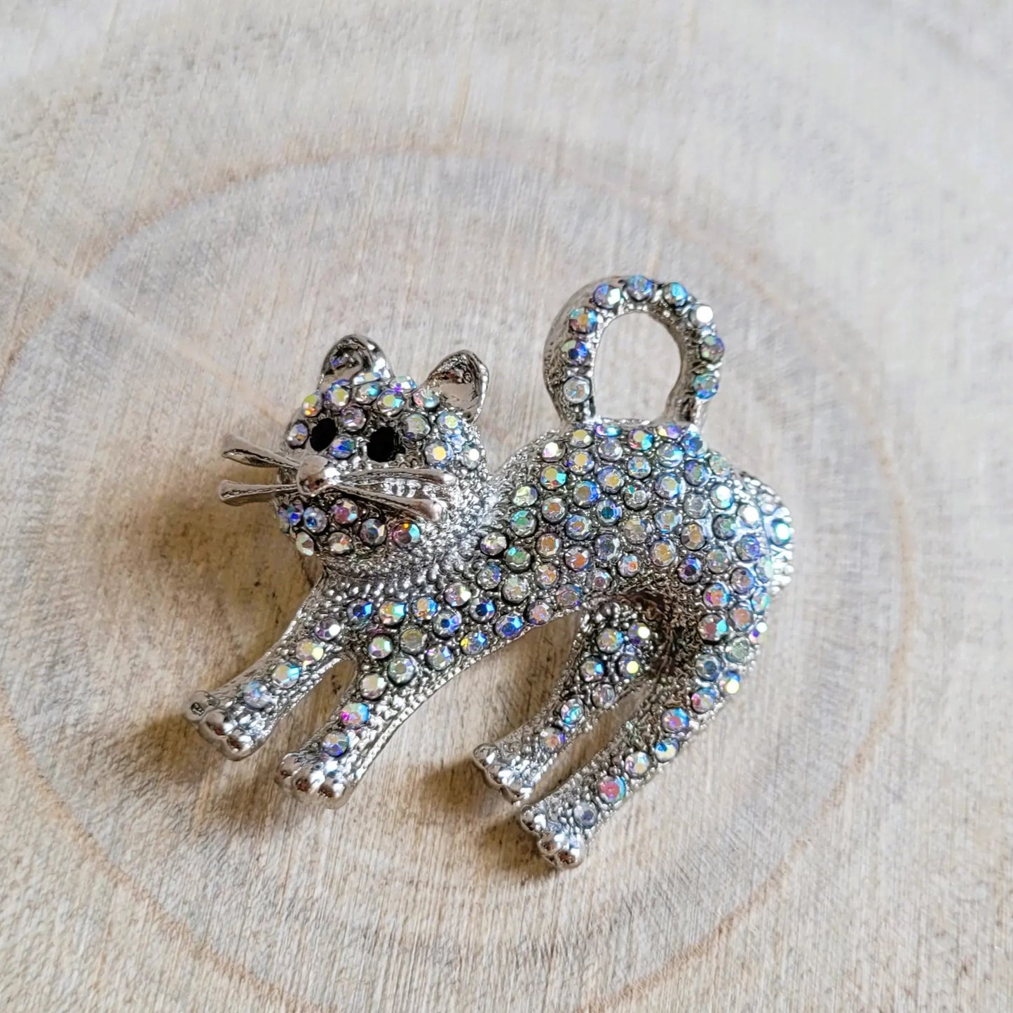 broche dorée Tomy, une broche bijoux d’un chat scintillant de strass