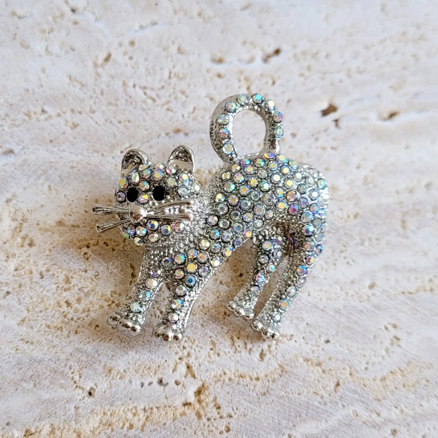 broche dorée Tomy, une broche d’un chat scintillant de strass pour femme chic