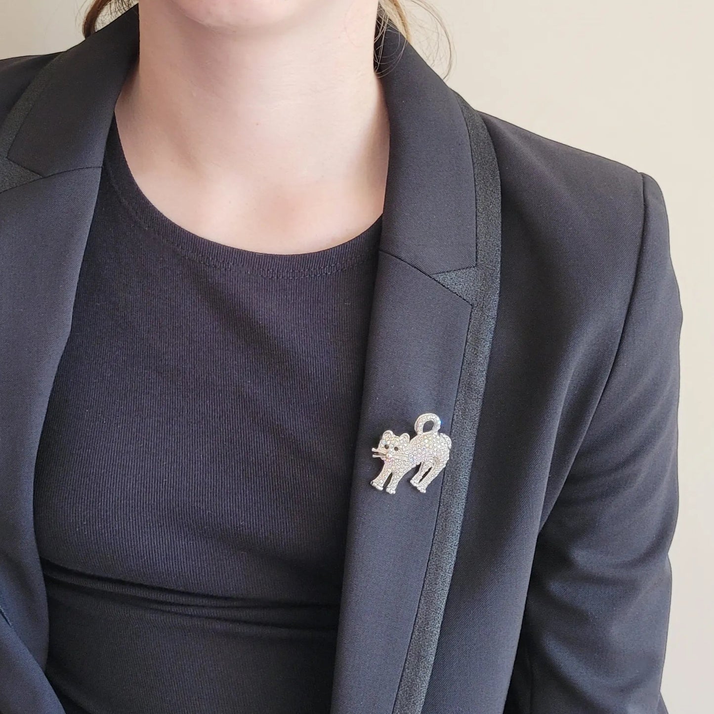 une broche dorée Tomy de luxe d’un chat scintillant de strass