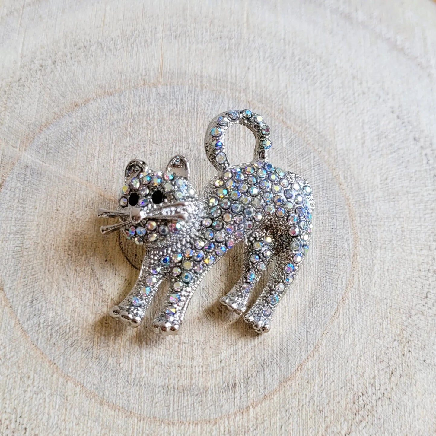 une broche dorée Tomy d’un chat scintillant de strass pour sublimer un petit haut