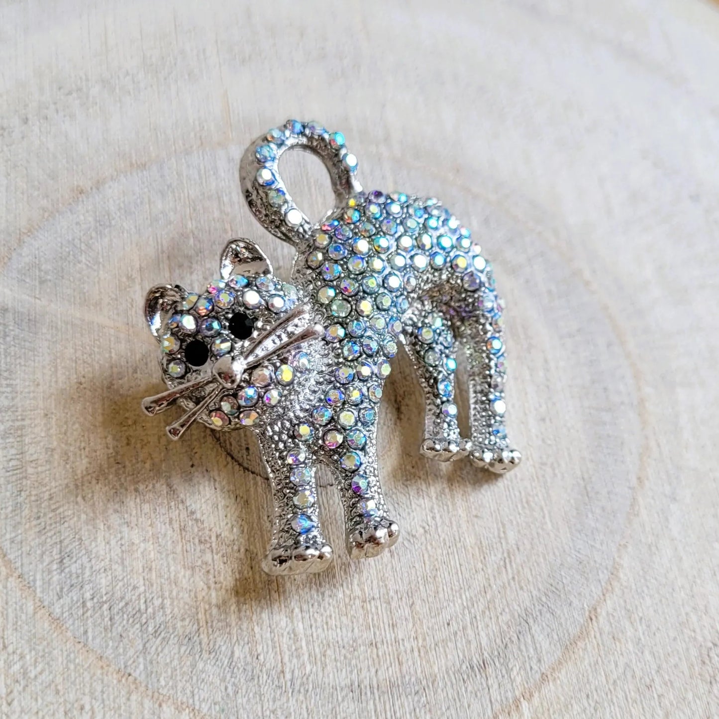 broche dorée Tomy, une broche d’un chat scintillant de strass pour vêtement de femme