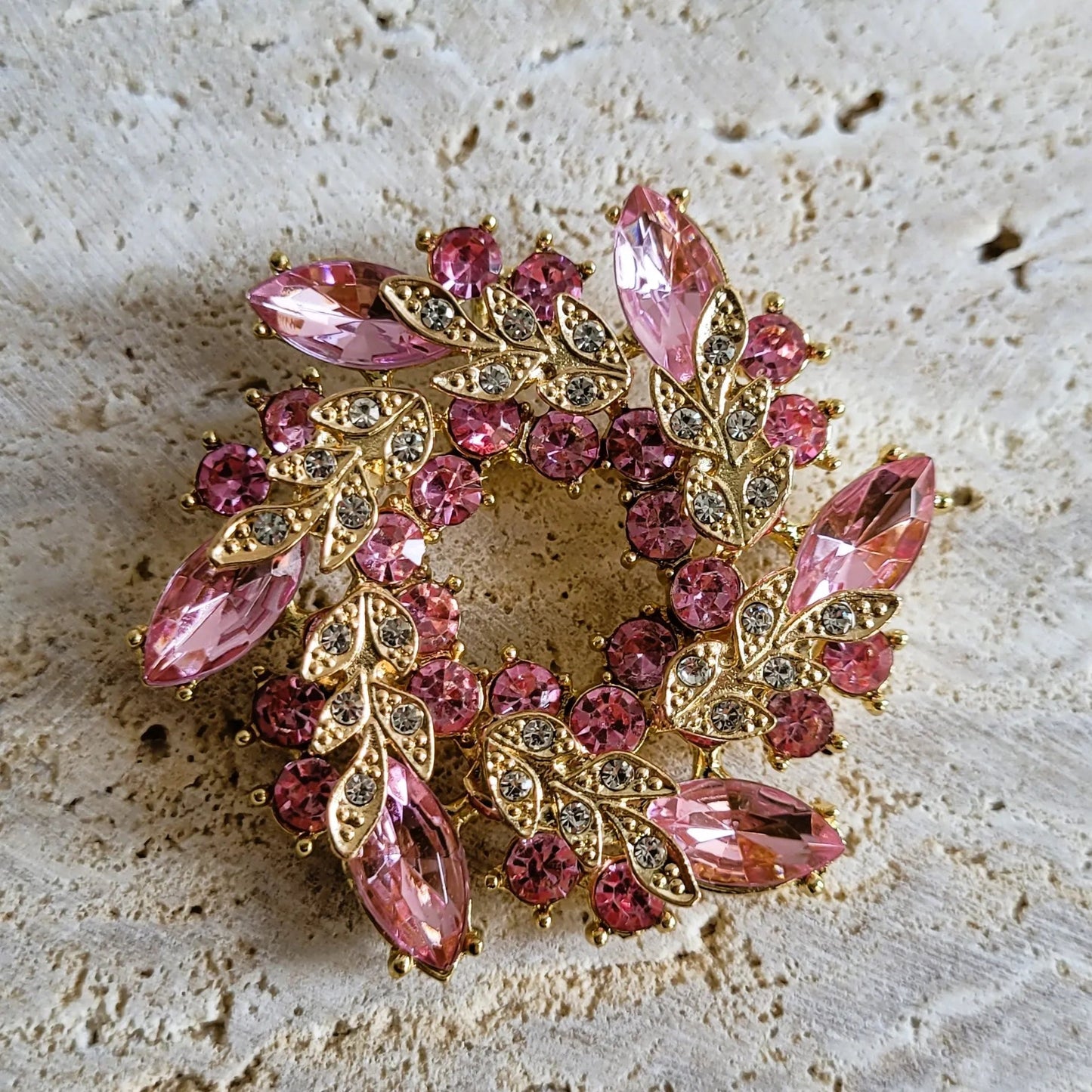 broche dorée Végétalia, un bijou moderne en forme de couronne de feuilles rose pâle