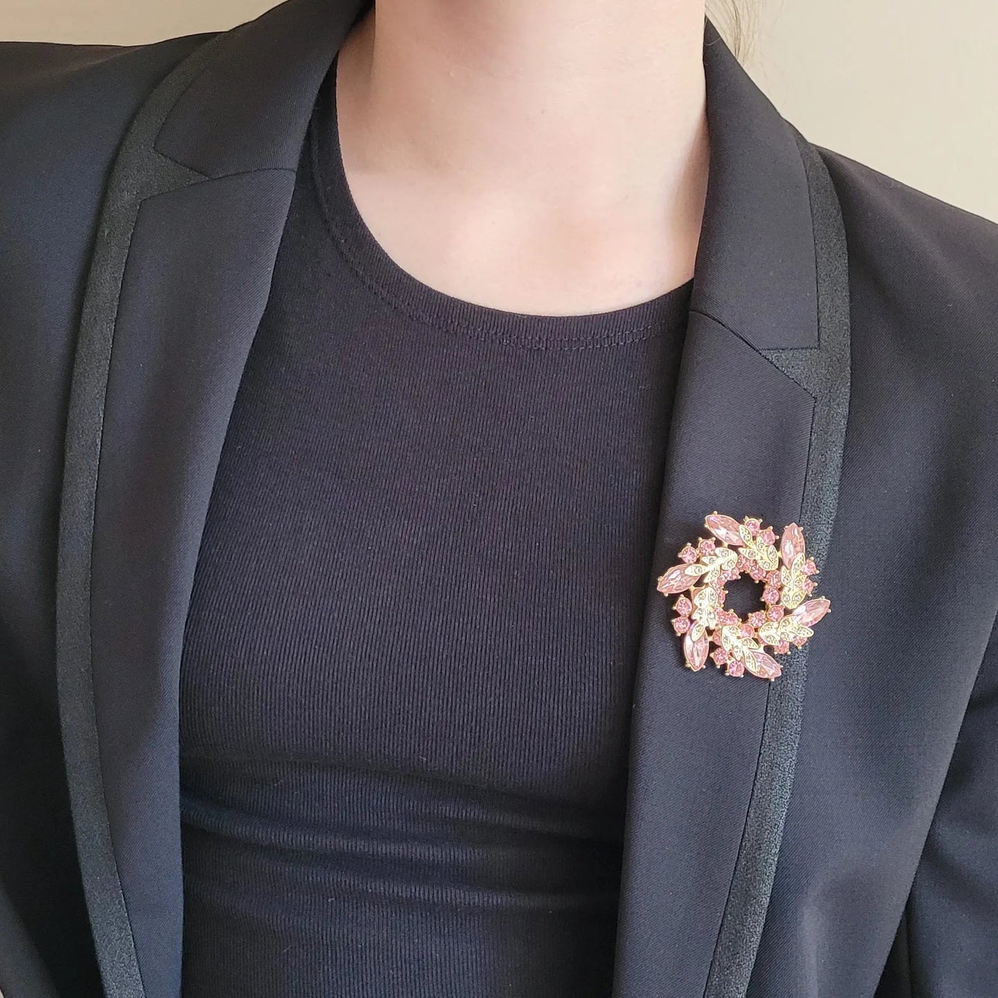 broche dorée Végétalia, une broche en forme de couronne de feuilles rose pâle pour femme chic