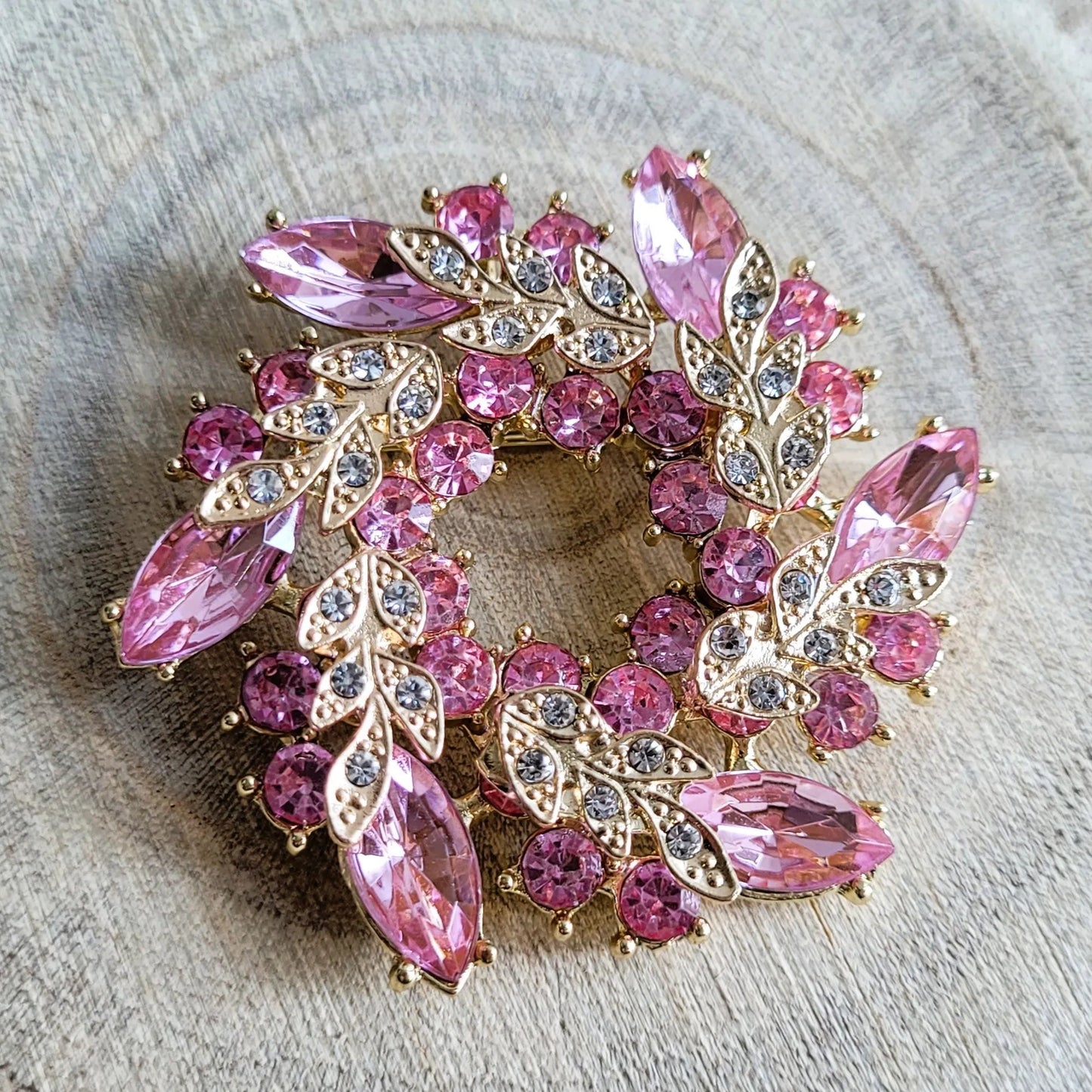 une broche dorée Végétalia de luxe en couronne de feuilles rose pâle