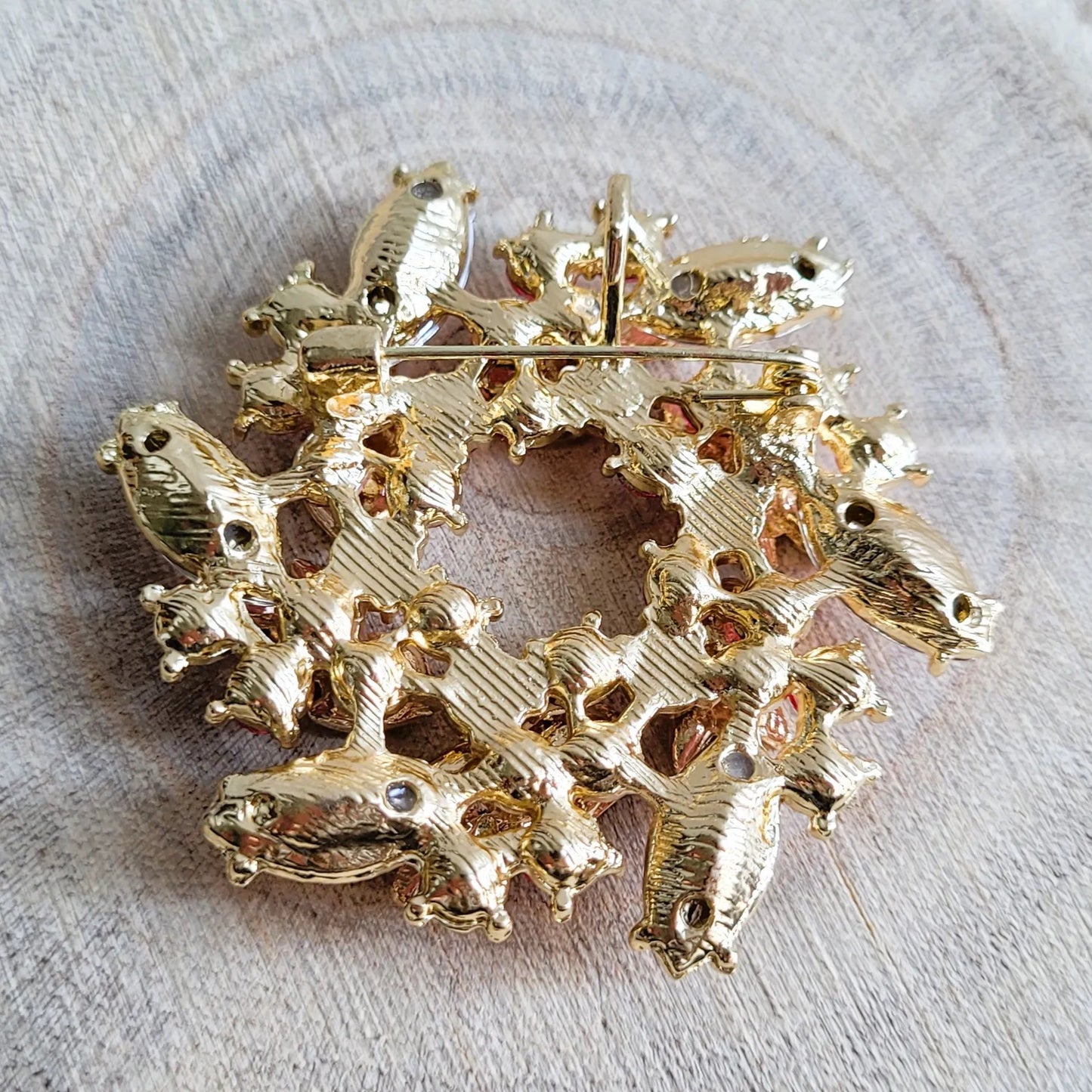 une broche dorée Végétalia en couronne de feuilles rose pâle pour sublimer un petit haut