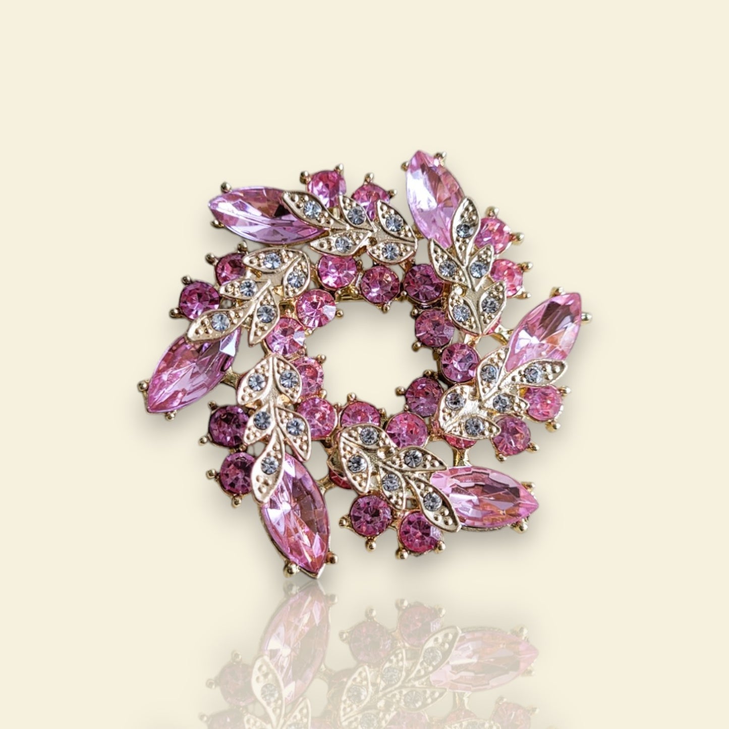 broche dorée Végétalia en couronne de feuilles rose pâle de la collection de broches bijoux