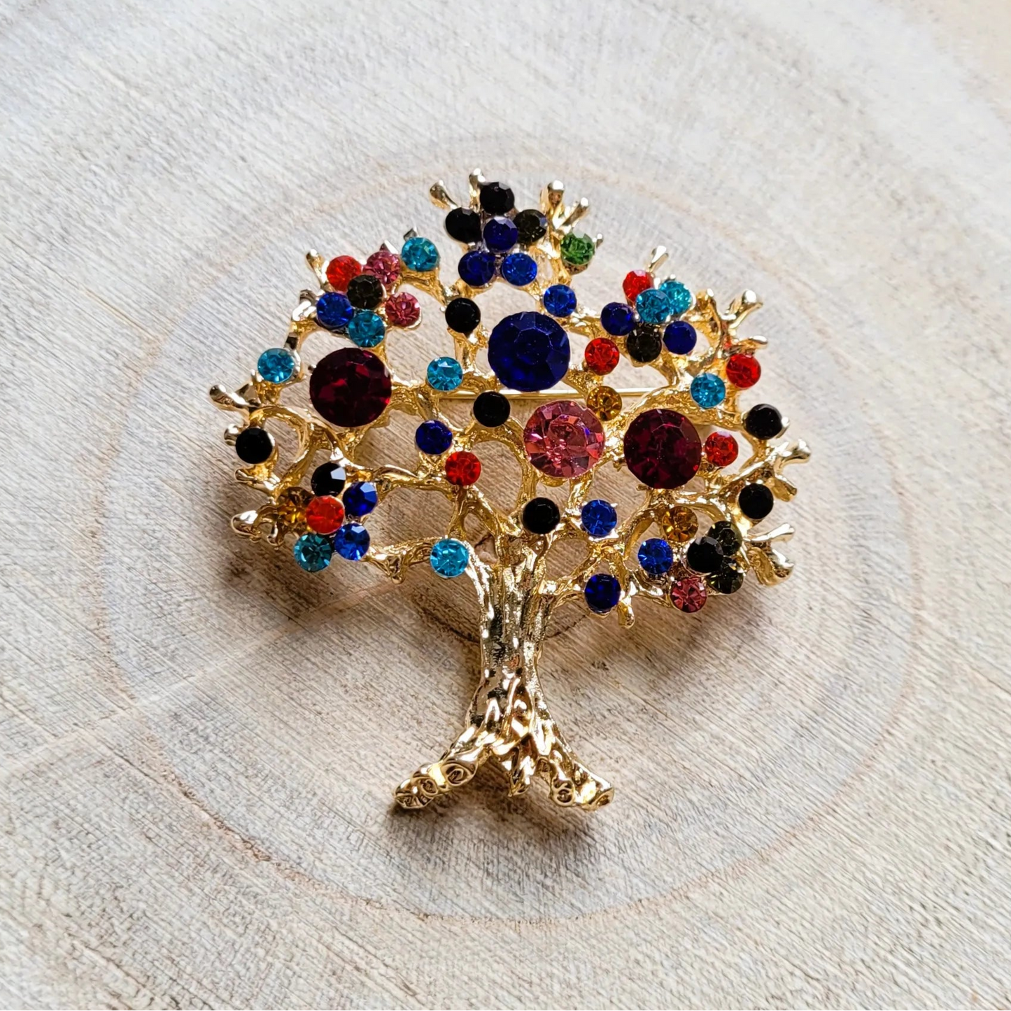 broche dorée Via, un bijou moderne d’un arbre de vie aux strass multicolores