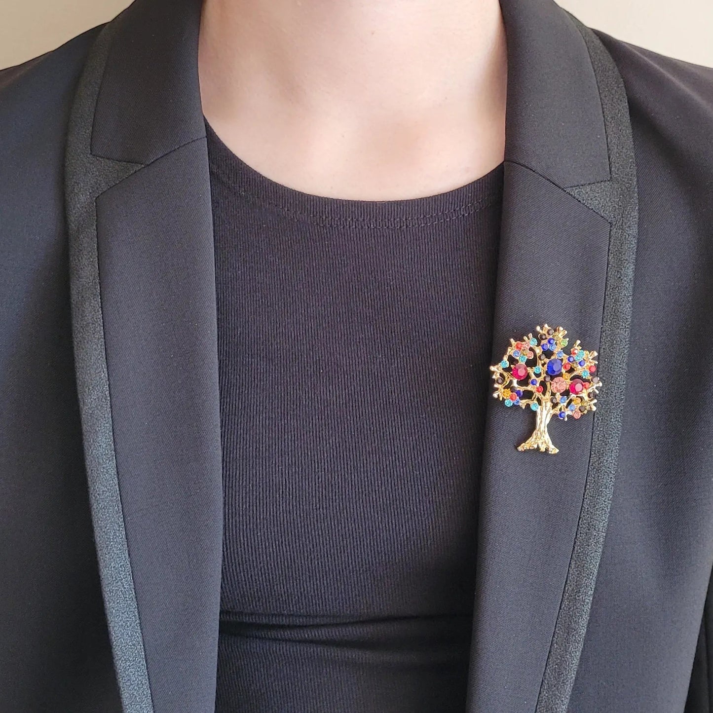 broche dorée Via, une broche bijoux d’un arbre de vie aux strass multicolores