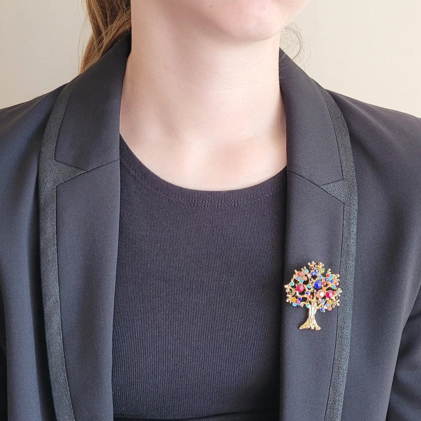 broche dorée Via, une broche d’un arbre de vie aux strass multicolores pour femme