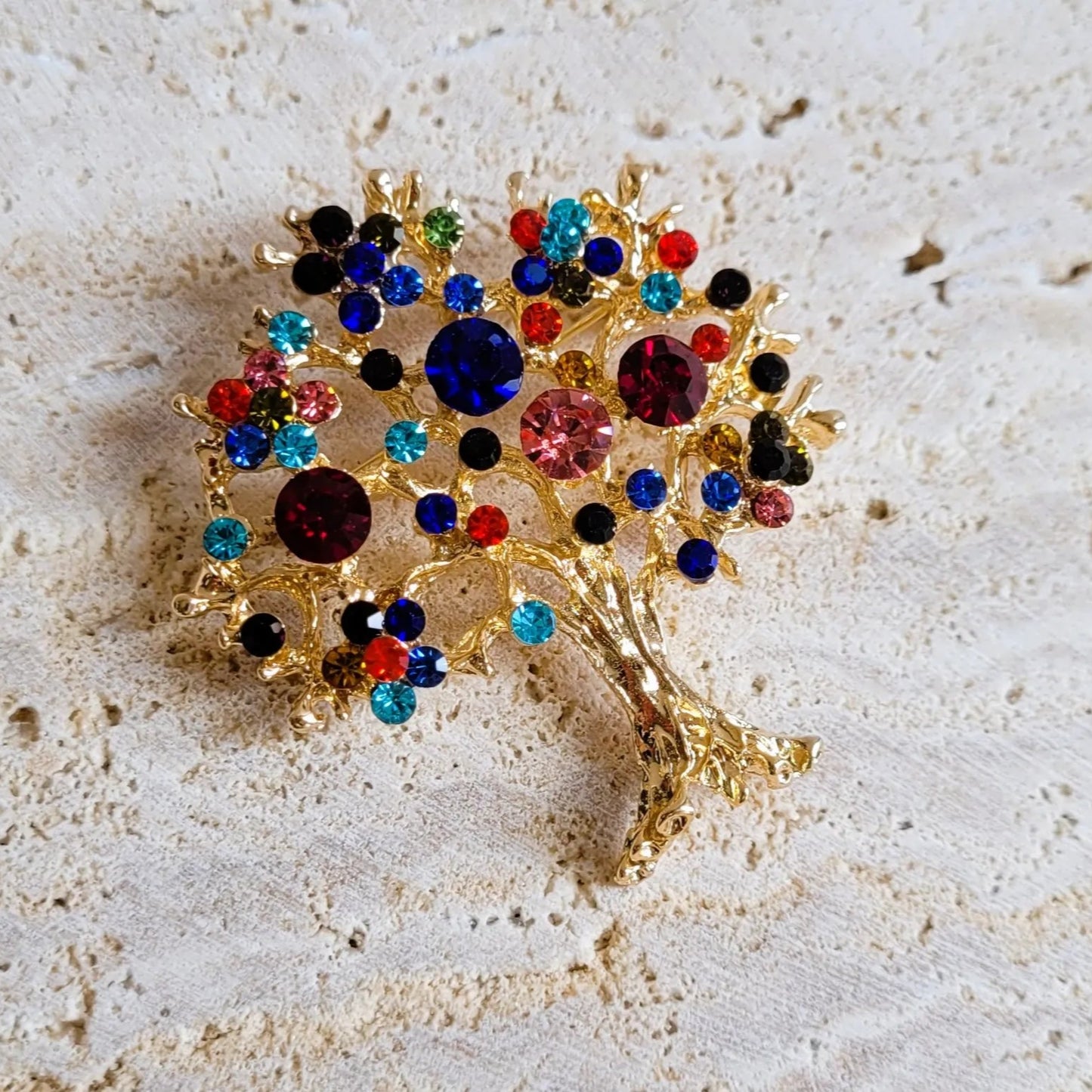 broche dorée Via, une broche d’un arbre de vie aux strass multicolores pour vêtement de femme