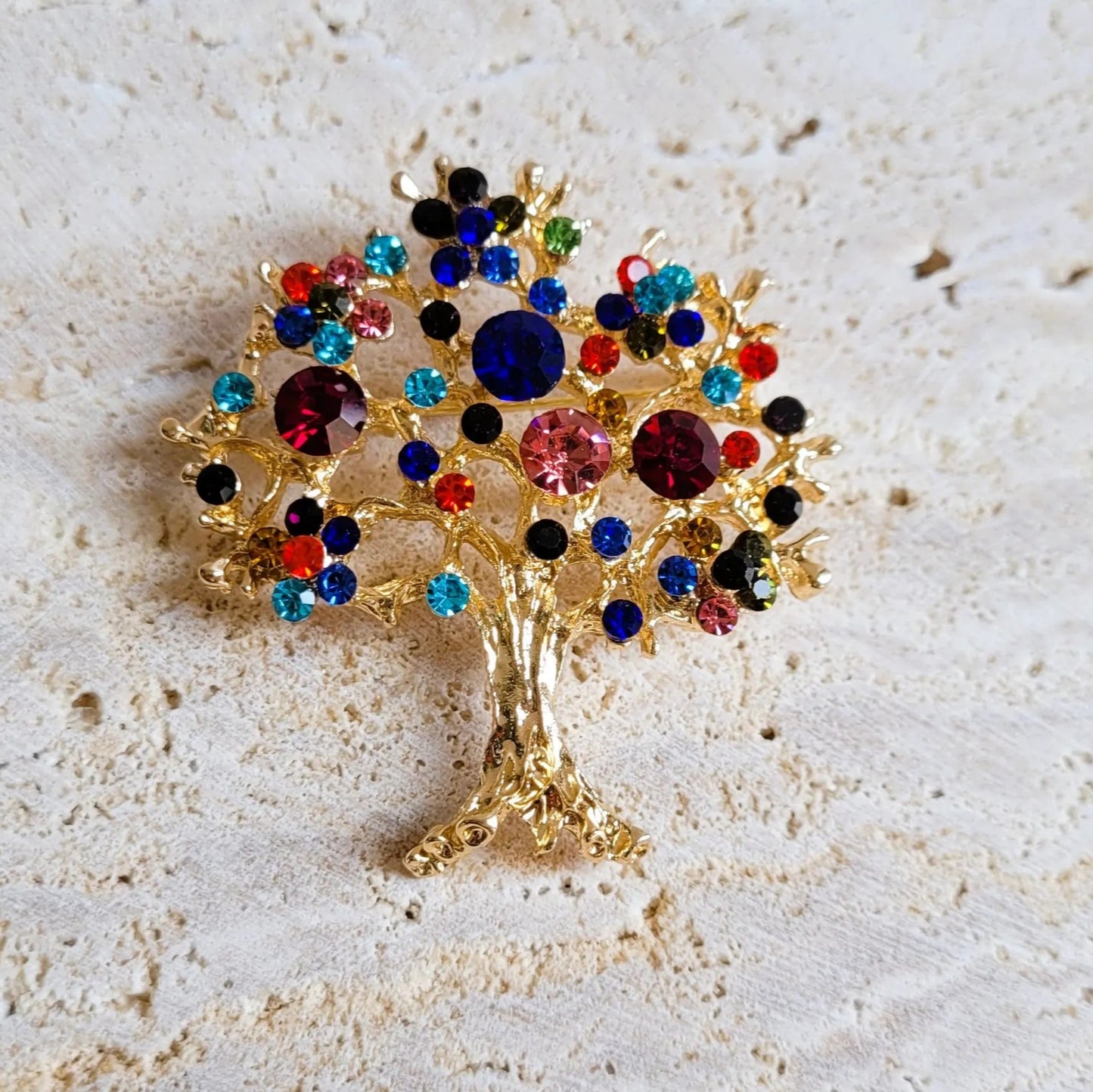 broche dorée Via d’un arbre de vie aux strass multicolores de la collection de broches bijoux
