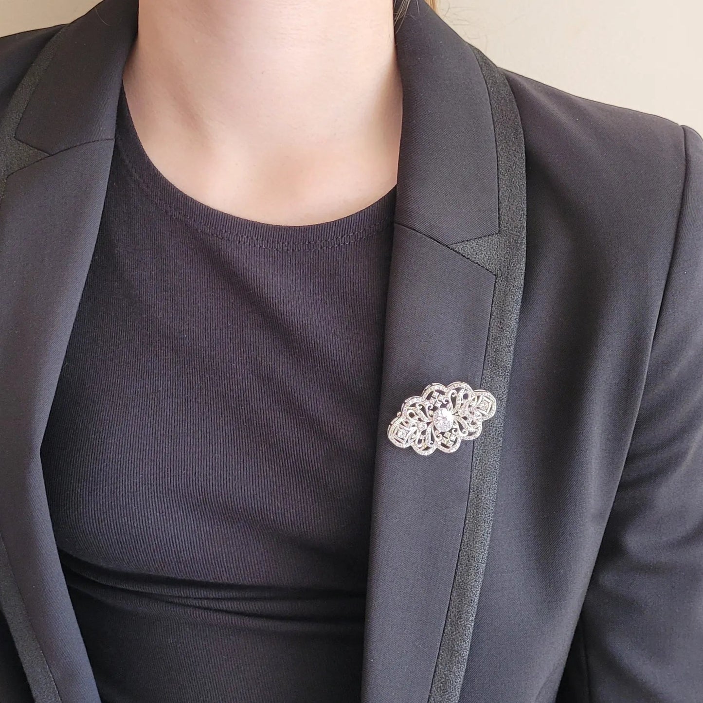 broche aux cristaux brillants pour femme chic modèle Elicia de Niiki Paris