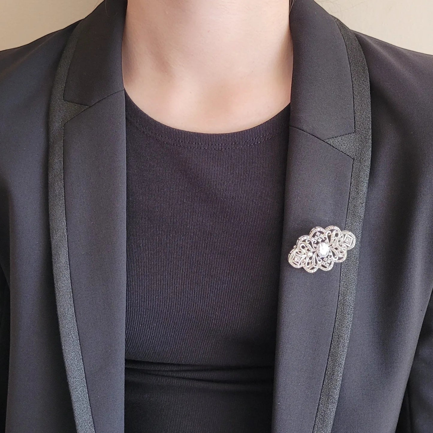 broche de luxe Elicia de Niiki Paris, bijou baroque tendance