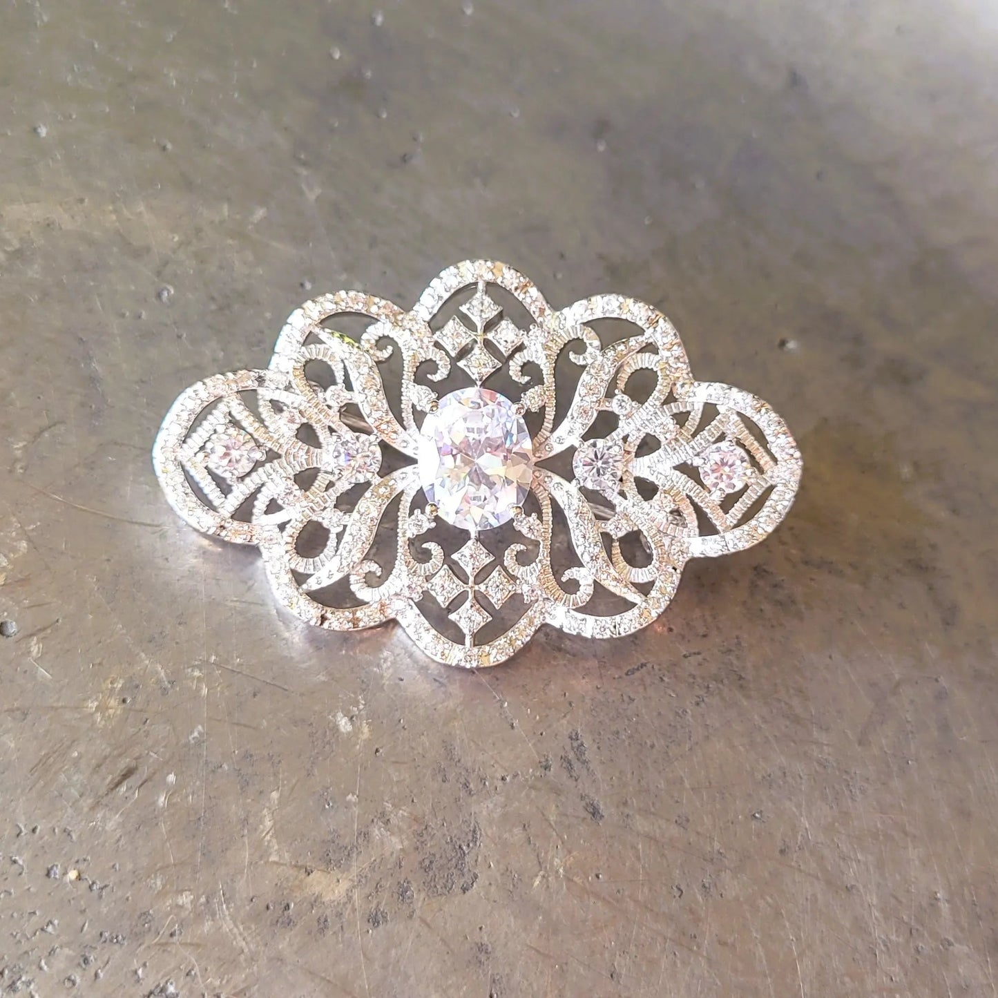broche pour vêtement Elicia de Niiki Paris aux cristaux brillants