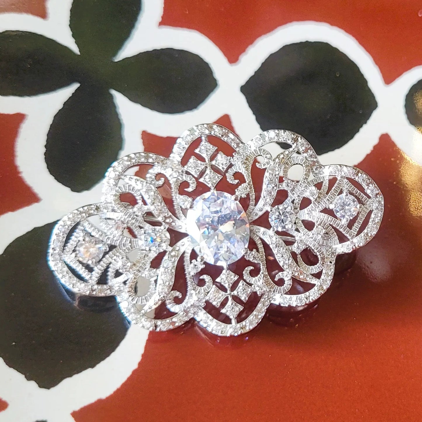 broche pour vêtement Elicia de Niiki Paris, bijou baroque tendance
