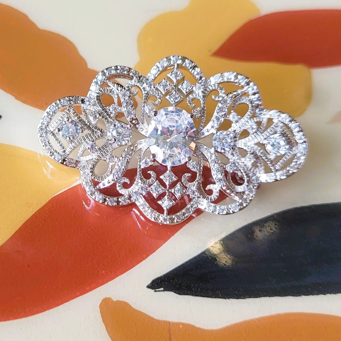 broche pour vêtement de femmes Elicia de Niiki Paris aux cristaux brillants