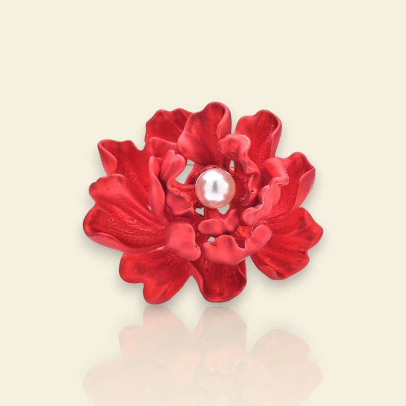 broche fantaisie Esmeralda, une broche pour vêtements à la fleur rouge envoûtant