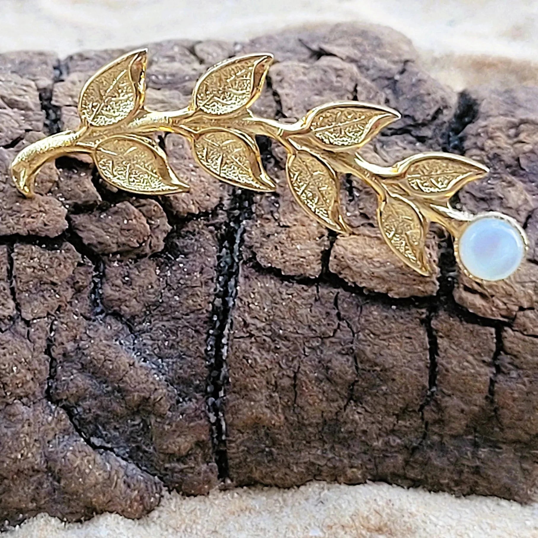 broche fantaisie Laurier en nacre et laiton recouvert d’or fin