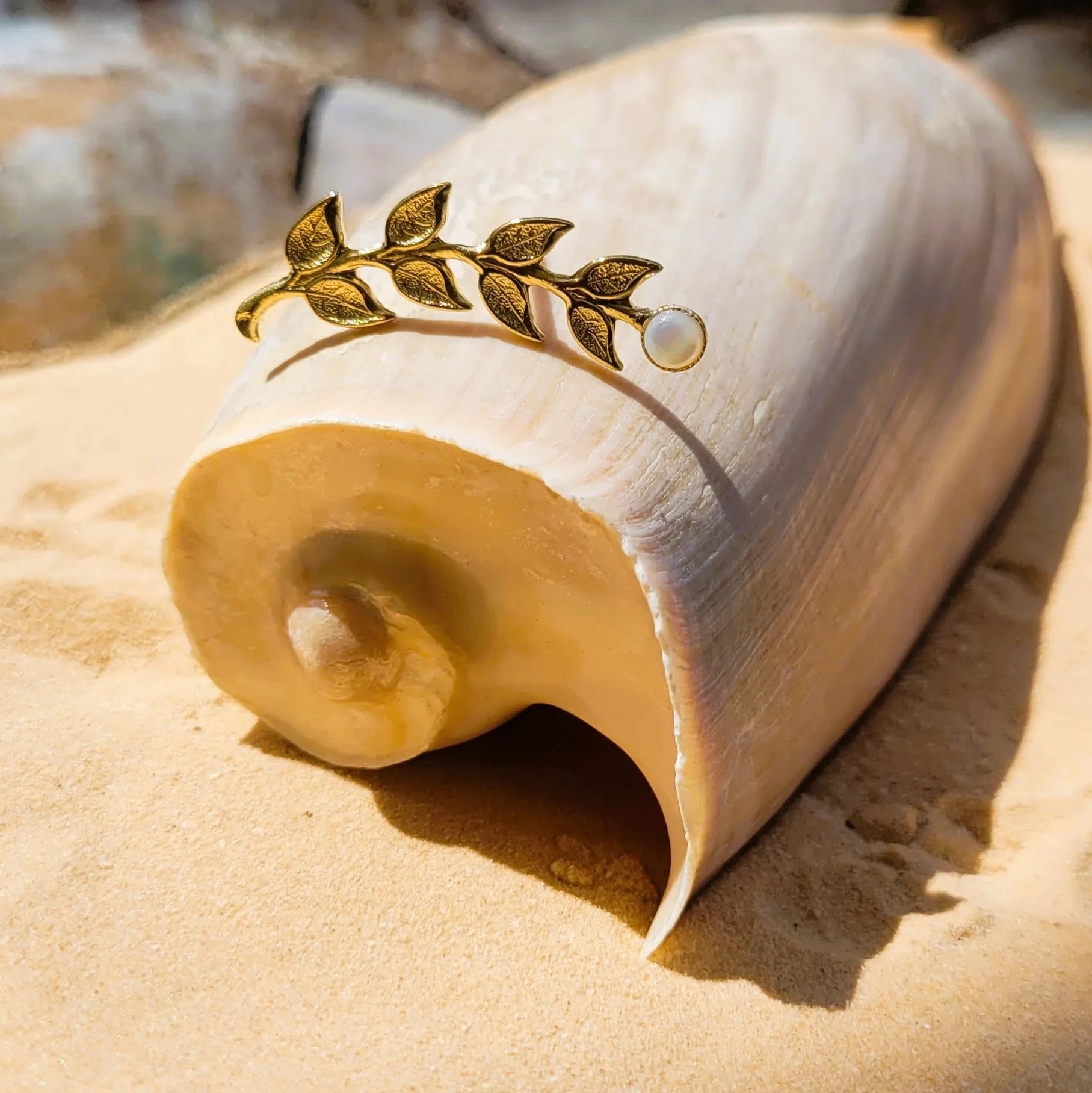 broche fantaisie Laurier en nacre véritable accessoire mode