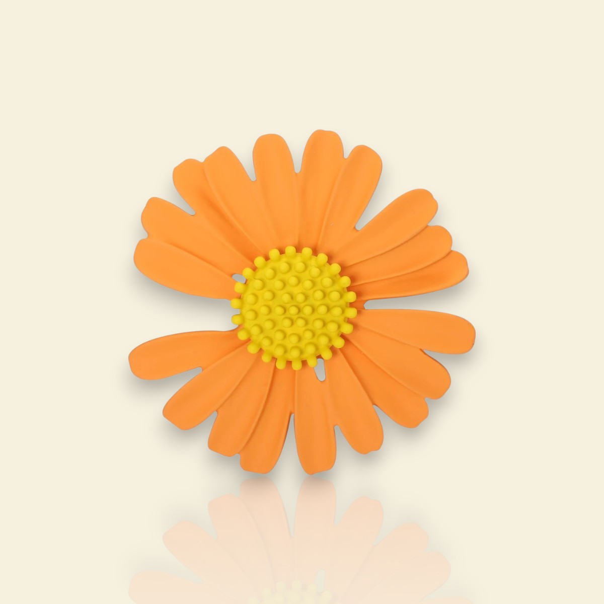 broche fantaisie Marguerite, une broche pour vêtements à la fleur orange bucolique