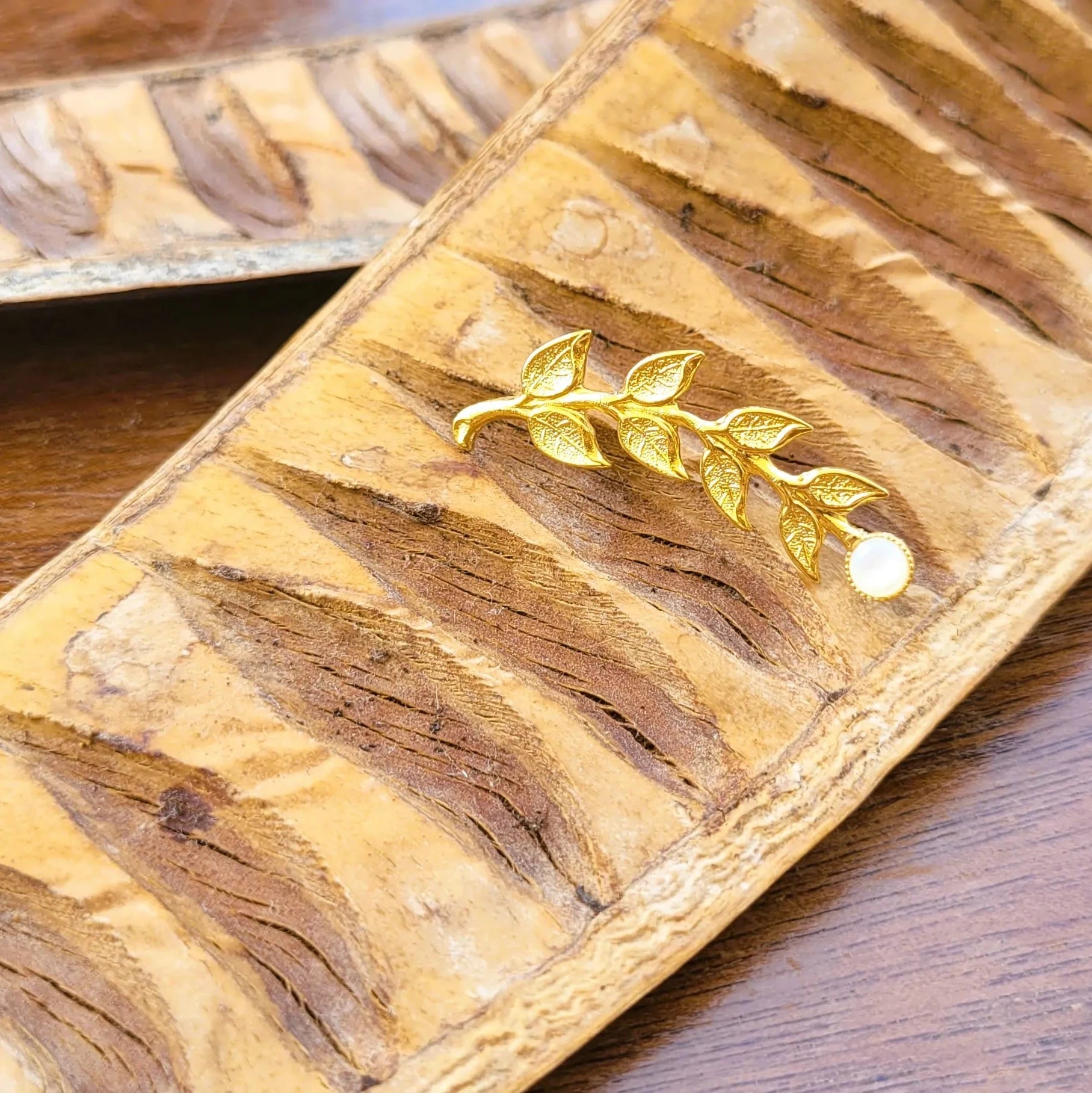 broche pour femme chic Laurier en nacre et laiton recouvert d’or fin
