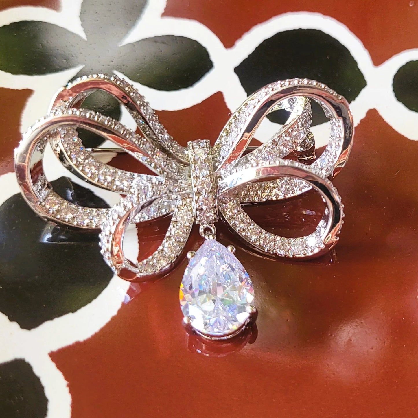 broche pour vêtement de femmes Le cadeau de Niiki Paris aux cristaux brillants