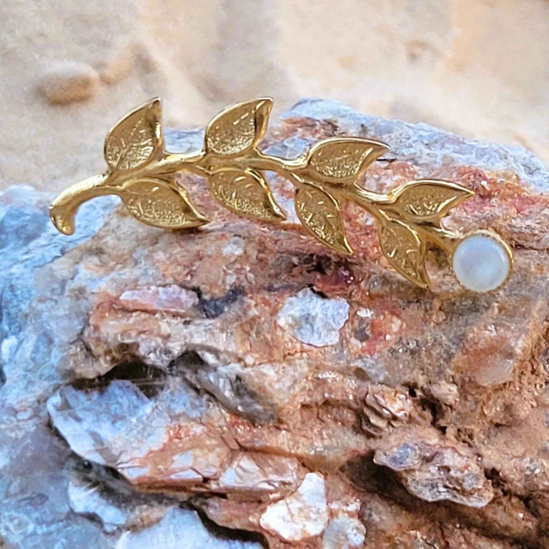 broche de luxe Laurier en nacre et laiton recouvert d’or fin