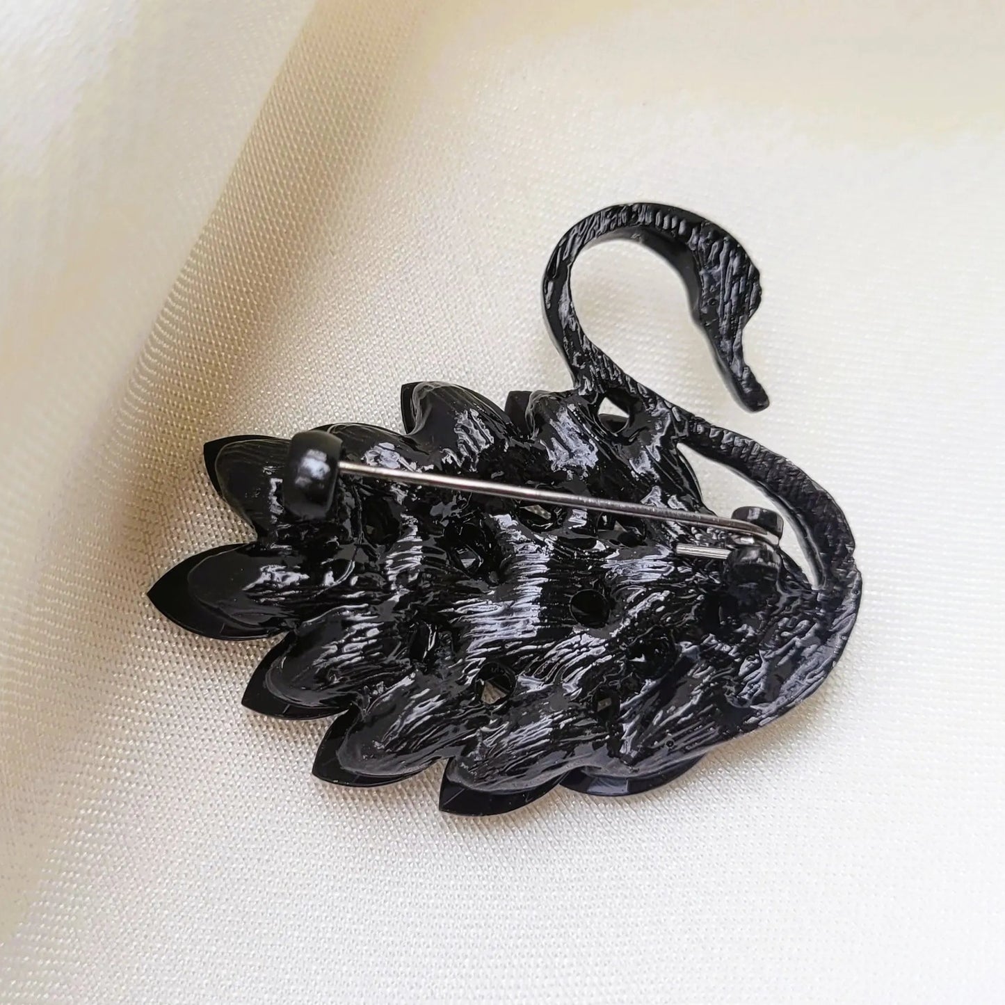 broche luxe Odile, un bijou en forme de cygne noir