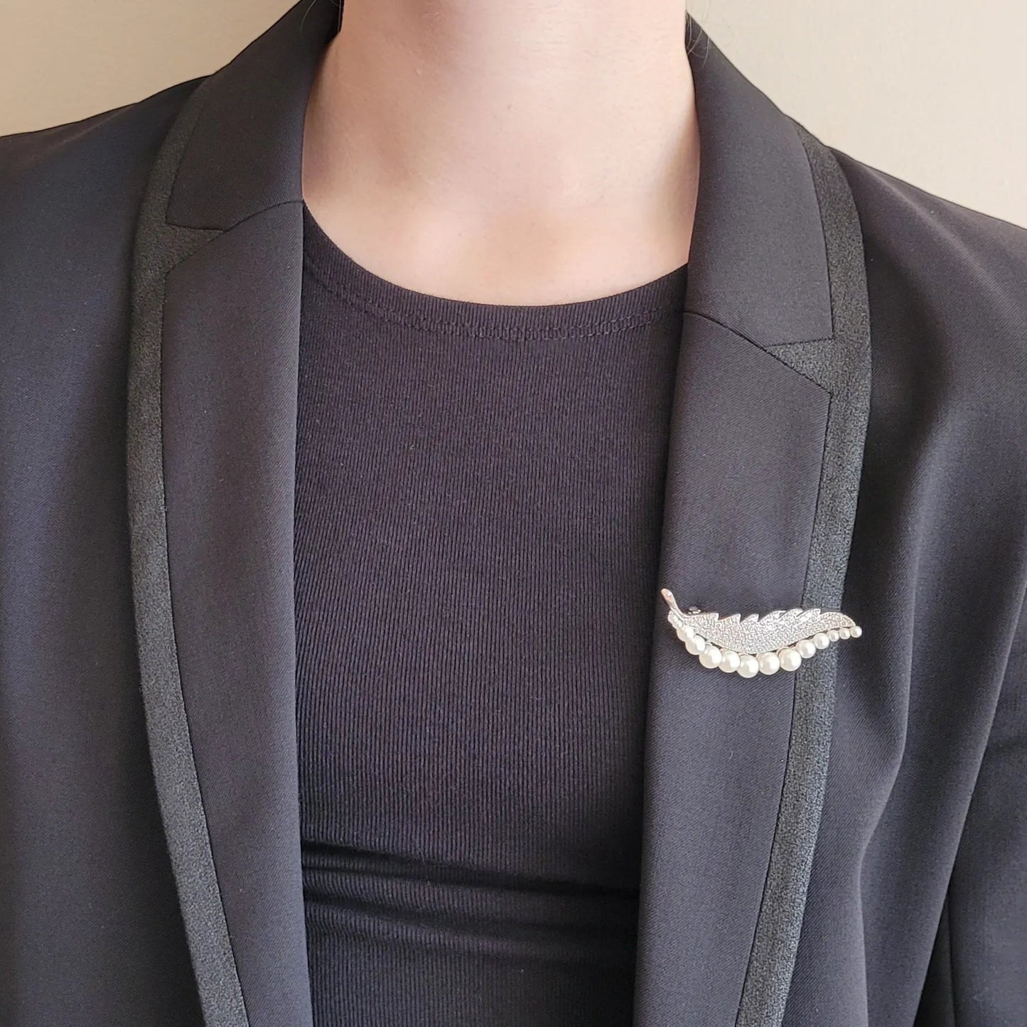 broche de luxe Plume de Niiki Paris aux cristaux brillants et aux perles nacrées