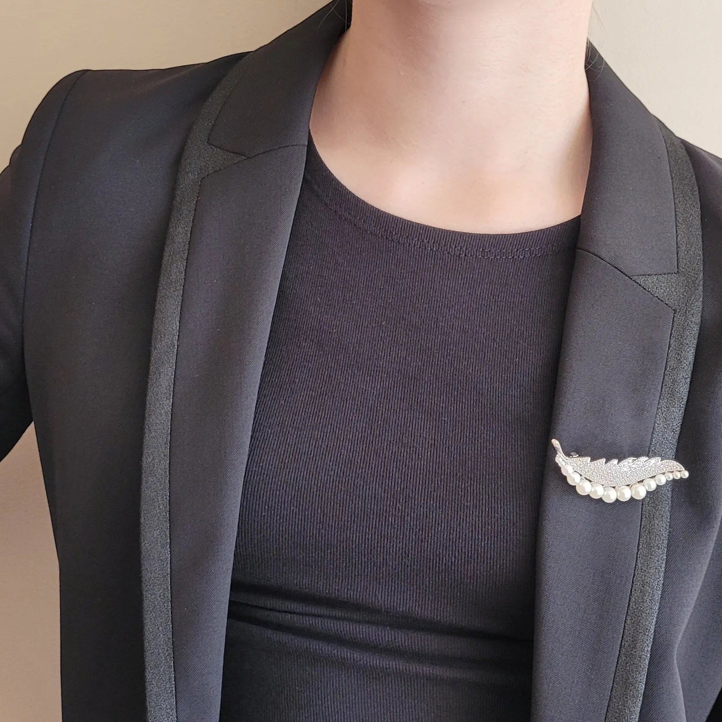 broche de luxe Plume de Niiki Paris, bijou tendance