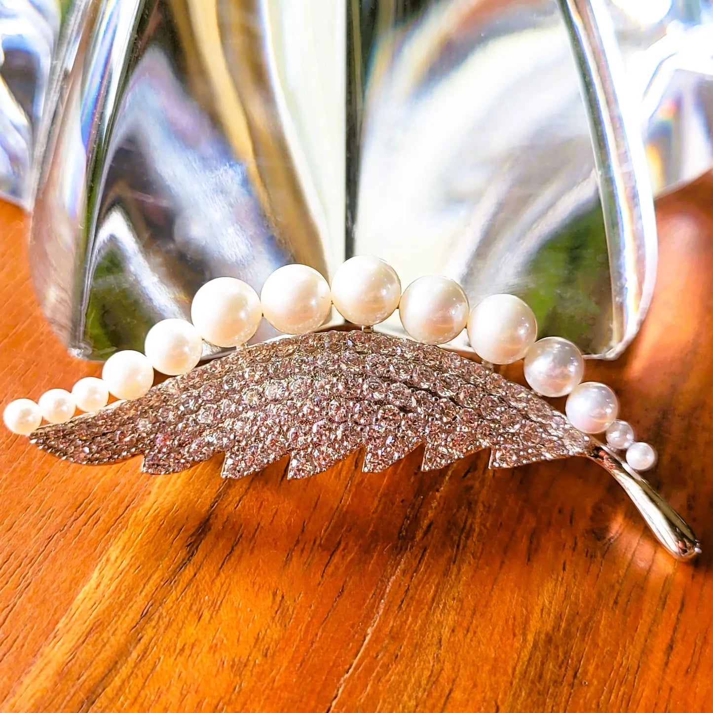broche pour vêtement de femmes Plume de Niiki Paris aux cristaux brillants et aux perles nacrées