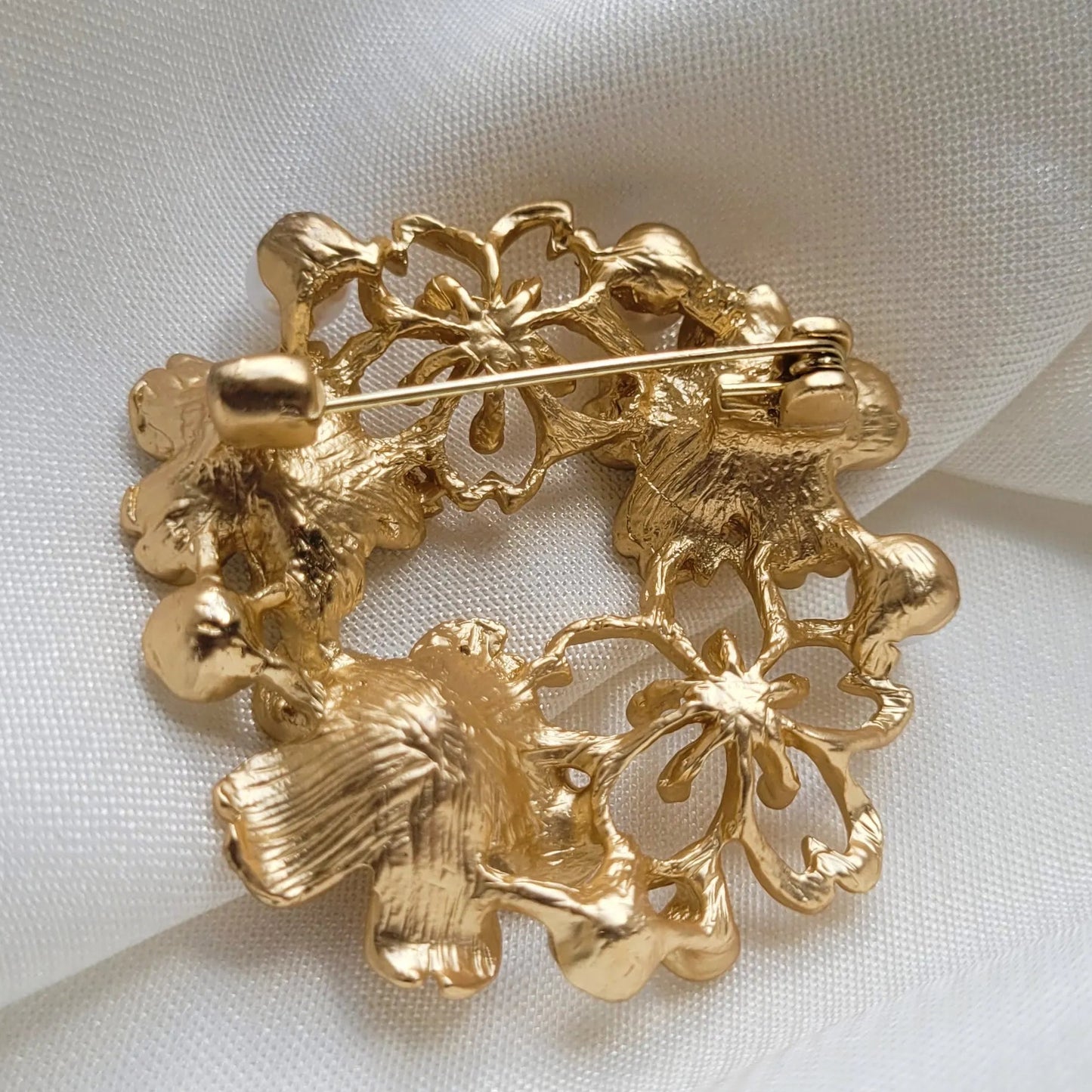 broche pour vêtement de femme Brigitte, un bijou au doré satiné et aux perles nacrées