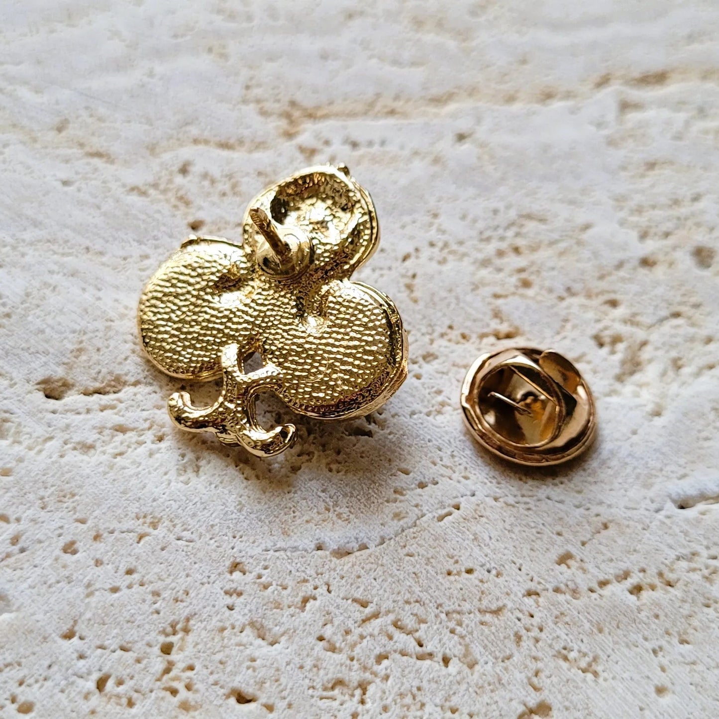 broche pour vêtement de femme Fortuna, une broche pin’s pour fermer un décolleté
