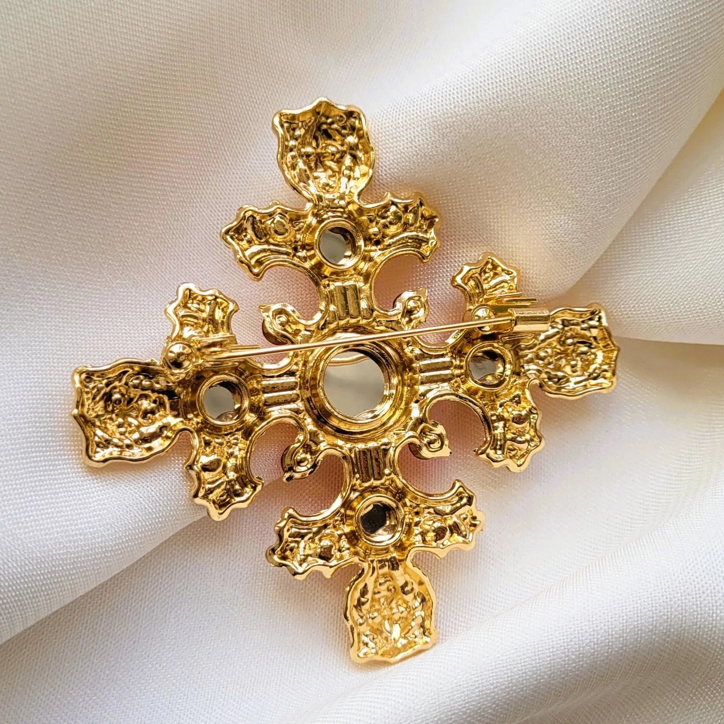 broche pour vêtement de femme Gloria, un bijou doré et sculpté de têtes de lions